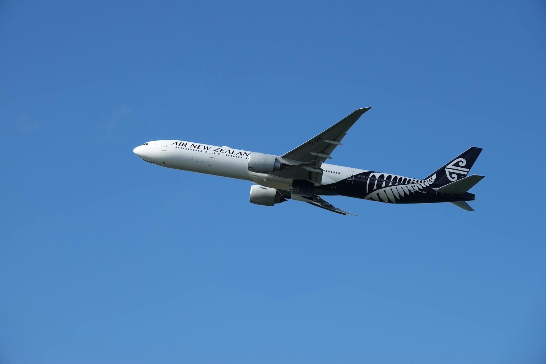 Samolot Air New Zealand na tle błękitnego nieba